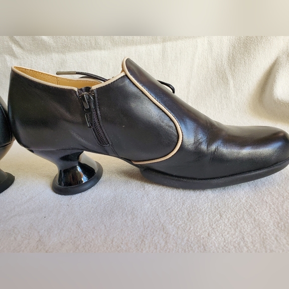 John Fluevog Enneagram Lace Up Shoe - Receptive (Size 8.5 in Black) - Picture 4 of 9